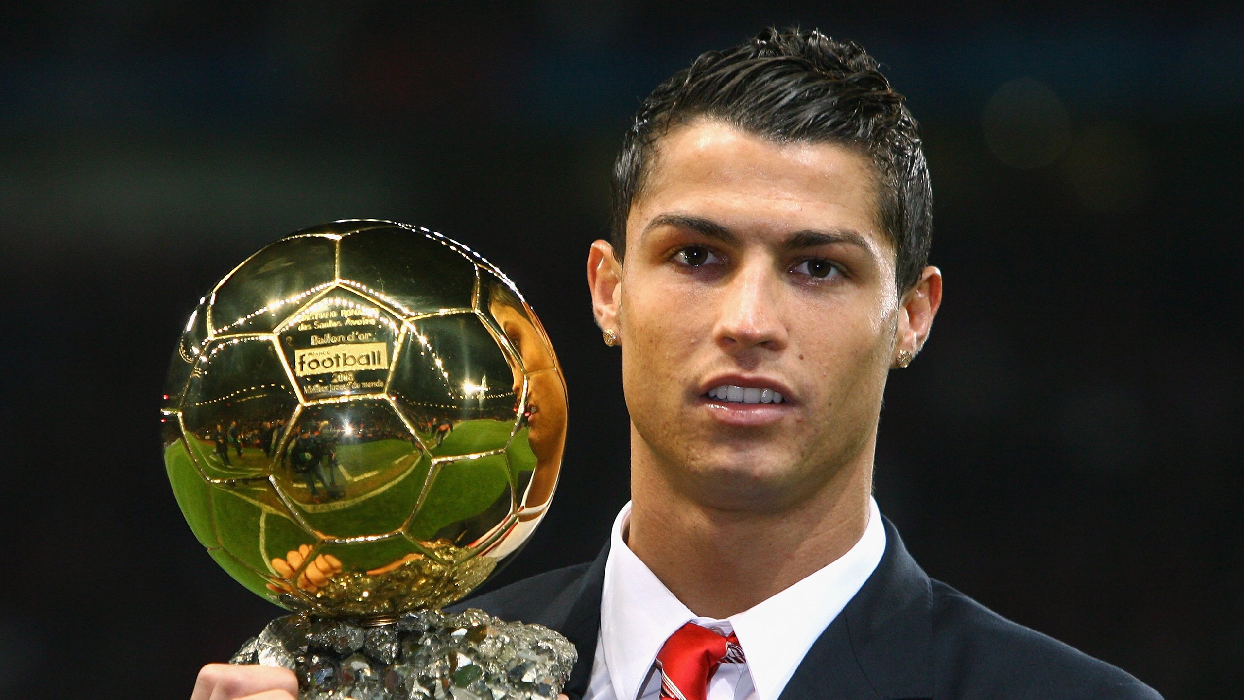 绿茵场上的乒乓风暴,当英格兰队横扫法国队,梁靖崑的统治力跨越国界