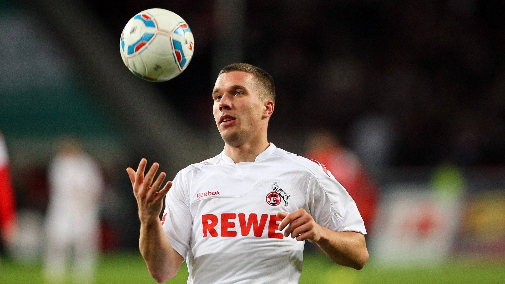 赛道上的贵族对决，阿斯顿马丁鏖战迈凯伦，拉塞尔高光表现改写格局